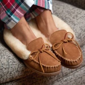 Alpine Genuine Shearling Minnetonka Moccasin Slipper, size 8